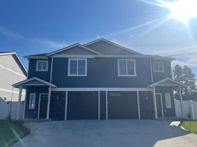 Building Photo - Newer Hayden Townhome