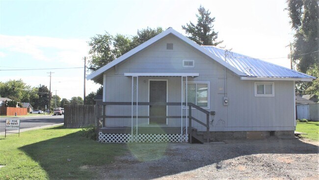 Building Photo - 2909 W Hood Ave