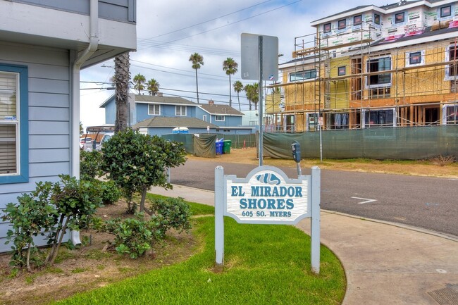 Building Photo - Cute 2 Bedroom Condo Steps Away from Endle...