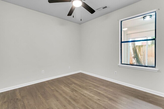Building Photo - 216 Parlor Dr