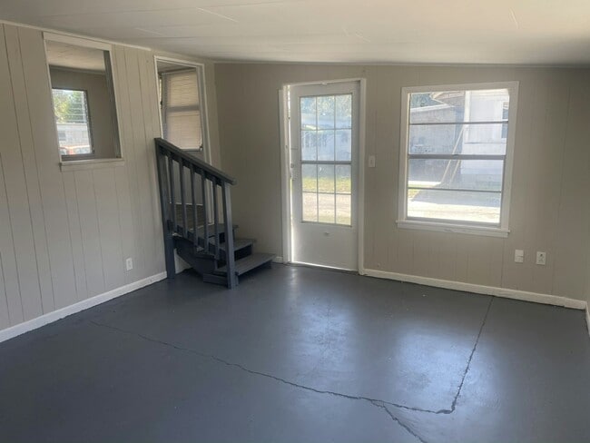 Building Photo - 10 Circle Dr