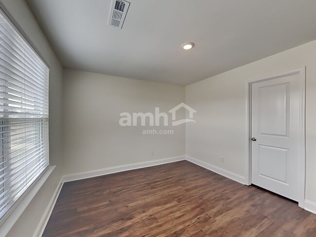 Building Photo - 5228 Valor Dr