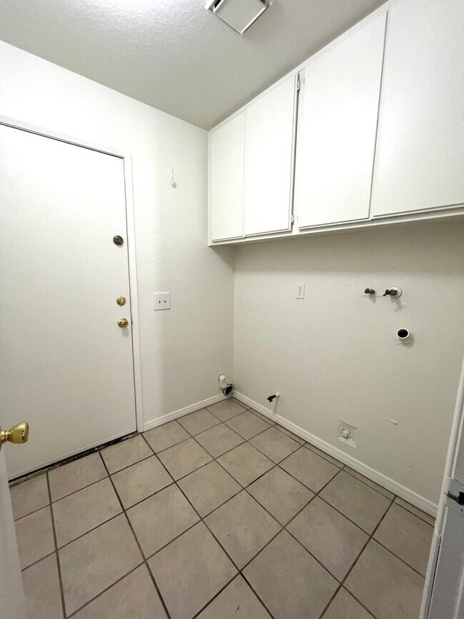 Building Photo - Charming Single story 3bed /2 bath newly renovated home