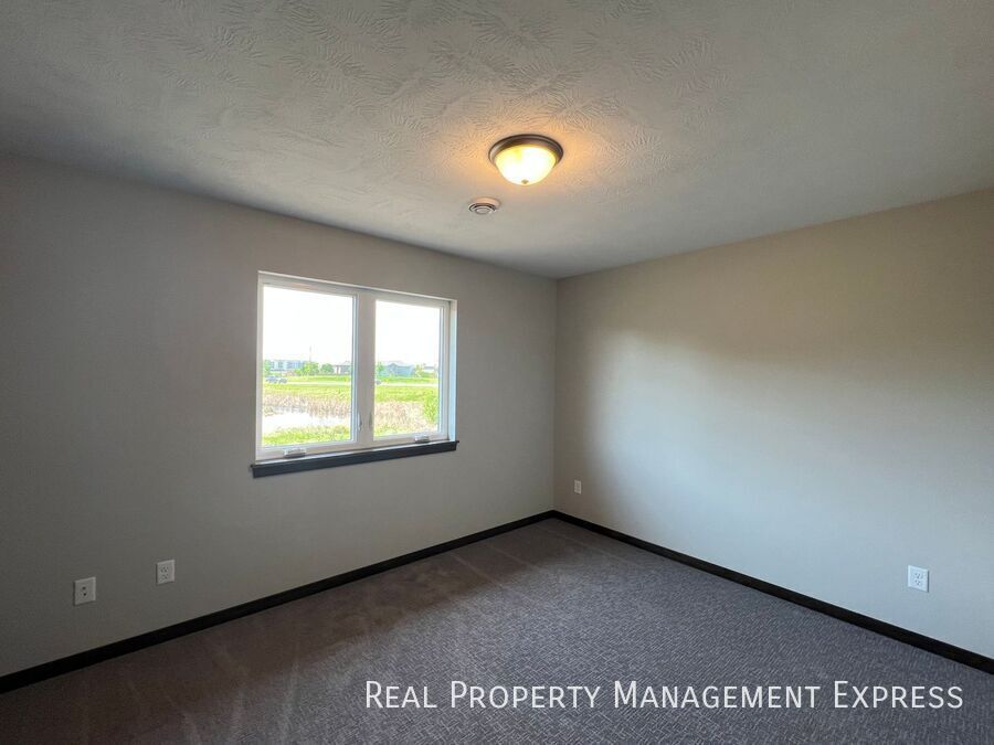 Building Photo - 3 Bed 2 Bath Townhome w/ Double Garage in Southeast SF