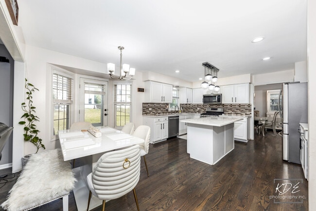 Building Photo - 3730 Baybrook Dr