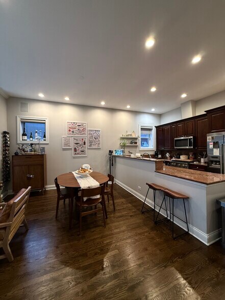 Building Photo - 1116 W Hubbard St