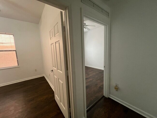 Building Photo - 1610 Presidential Way