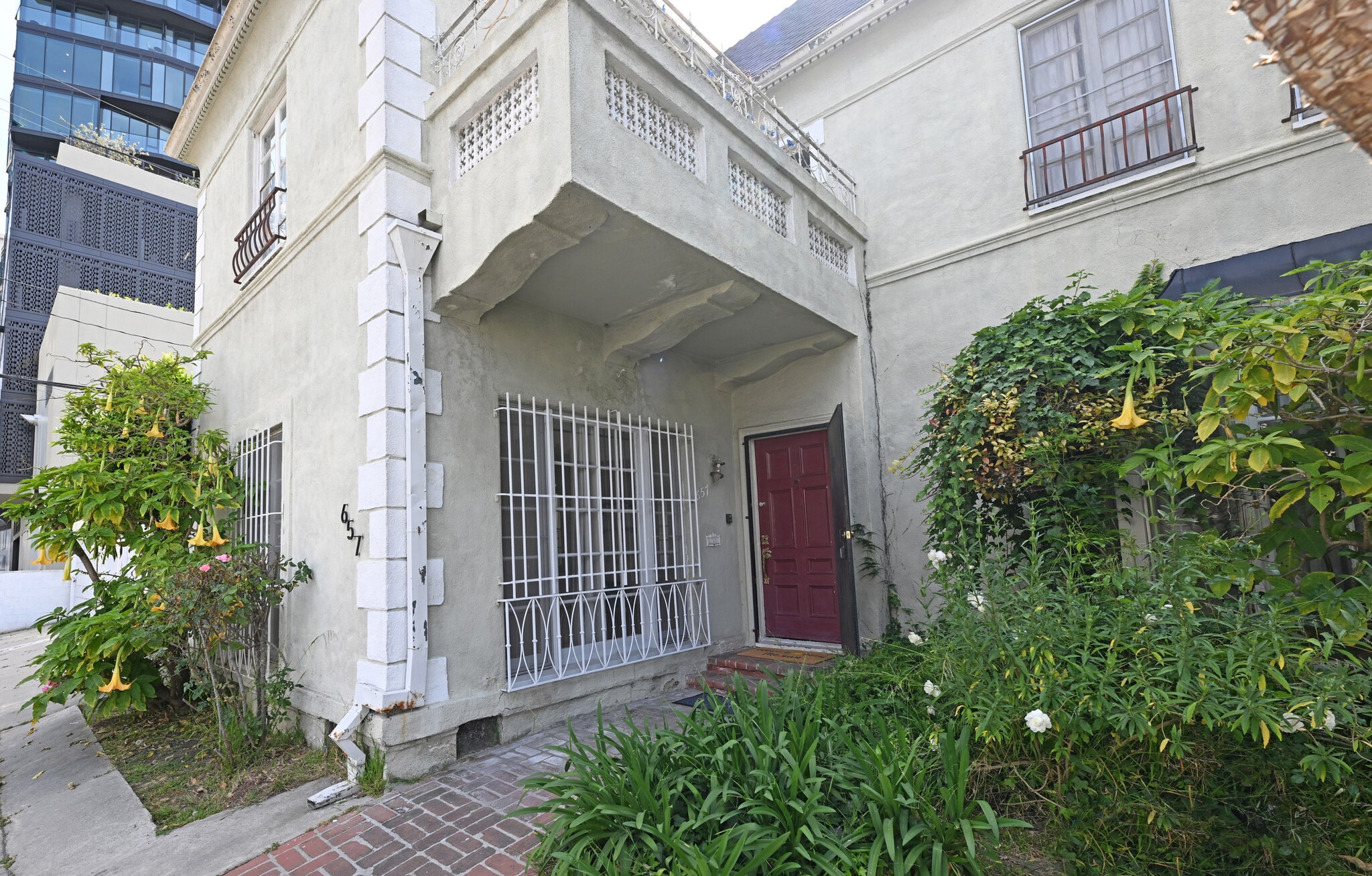 Building Photo - 657 S La Jolla Ave