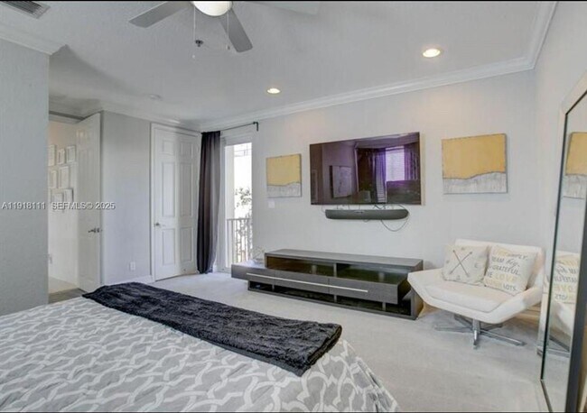 Building Photo - 601 NE 11th Ave