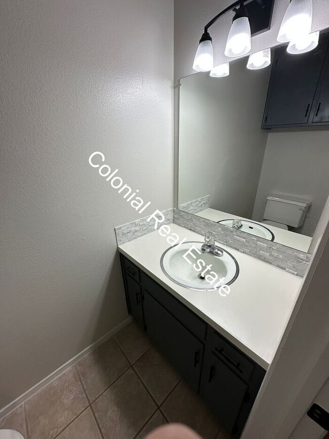 Building Photo - Spacious and updated 2 bedroom 1 & 1/2 bat...