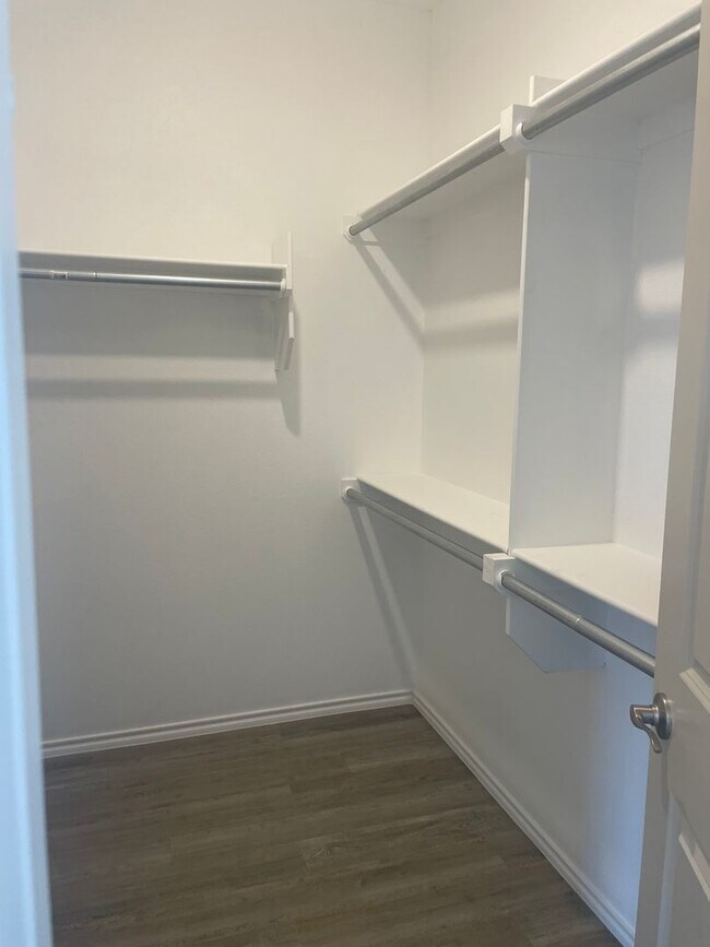 Building Photo - 3 Bedroom Rental Available July 9th in Fre...