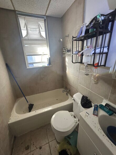 Building Photo - 4025 Beachwood Ave