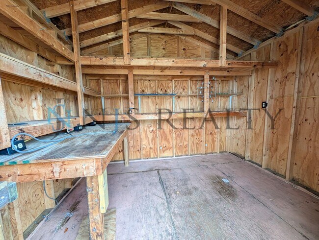 Building Photo - 3 bed,2 bath ~ With garage, workshop & shed!! NEW floors, NEW paint! Updated bathroom & kitchen w...