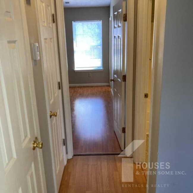 Building Photo - 5 Sandy Point Ct