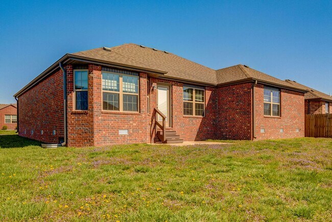 Building Photo - Beautiful all brick 3 bed 2 bath house in ...
