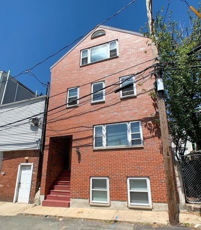 Building Photo - 6 School St