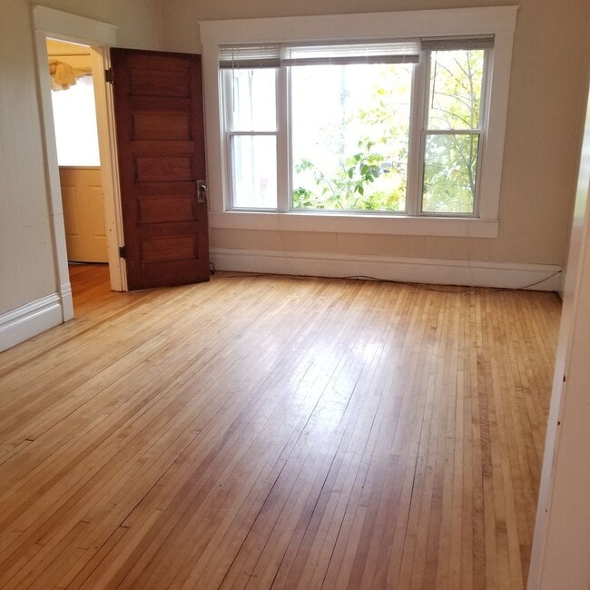 Building Photo - AVAILABLE NOW - Beautiful 3 Bed, 1 Bath Home