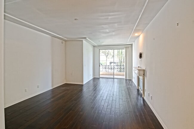 Building Photo - **Move in Special $1000 Off Third Months Rent** Remodeled Corner 3+2 Unit with Luxury Finishes Ne...