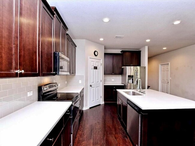 Building Photo - 128 Flexus Ln