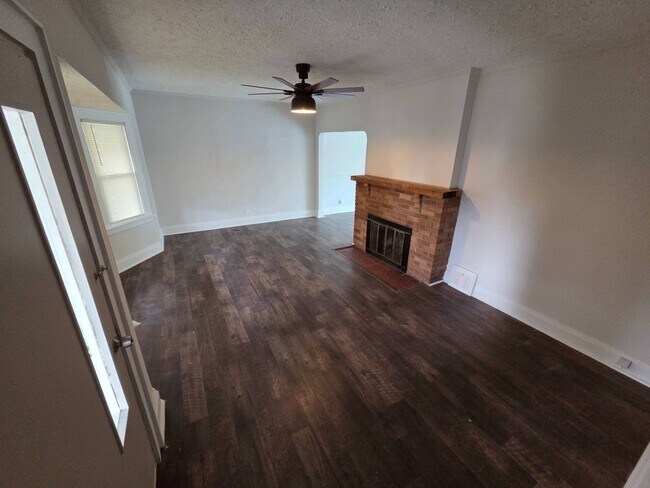 Building Photo - Charming 3-Bedroom Property in Prime Location
