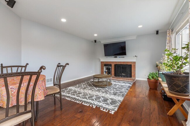 Building Photo - Incredibly beautiful 4 Bedroom 2.5 Bath Home