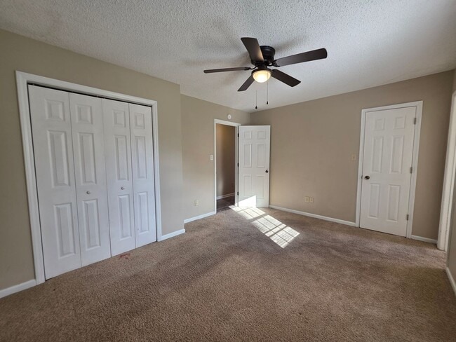 Building Photo - 206 S Ginger Dr
