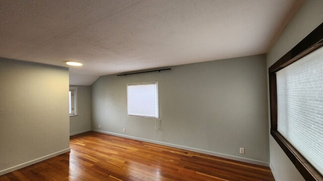 Building Photo - Adorable Duplex Near Washington Park