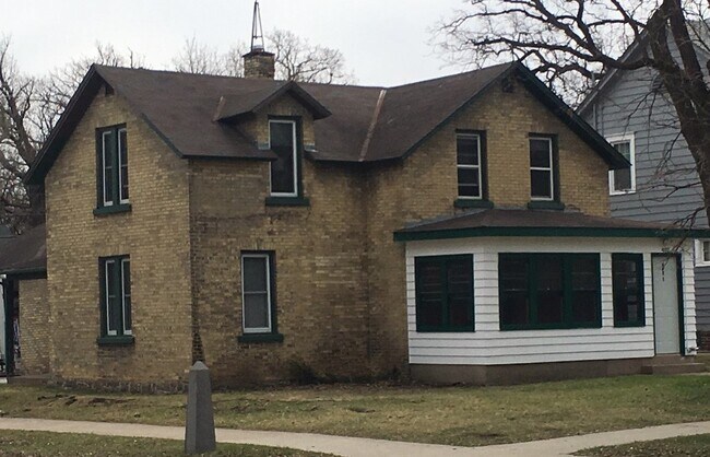 Primary Photo - 402 7th Ave S