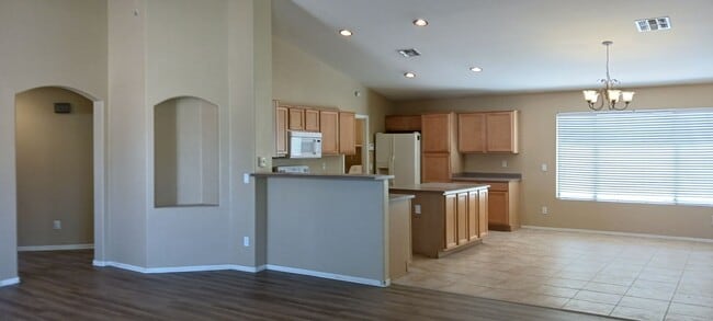 Building Photo - Warm, Inviting 3 Bed / 2 Bath Home in Surp...