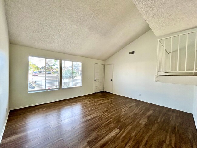Building Photo - 5 Bed, 2 Bath in Otay Mesa!