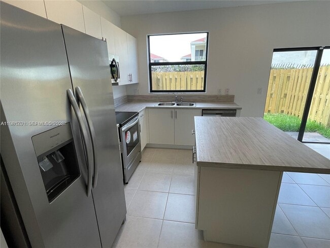 Building Photo - 969 NE 211th St