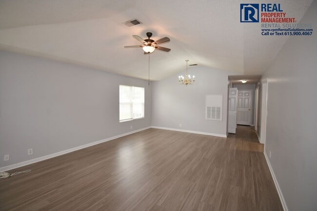 Building Photo - Adorable 2bd 2 ba home with fenced in yard and attached garage!