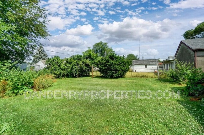 Building Photo - 347 Darrow Ave