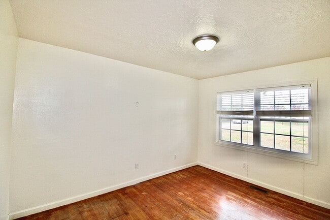 Building Photo - 2000 Alameda St