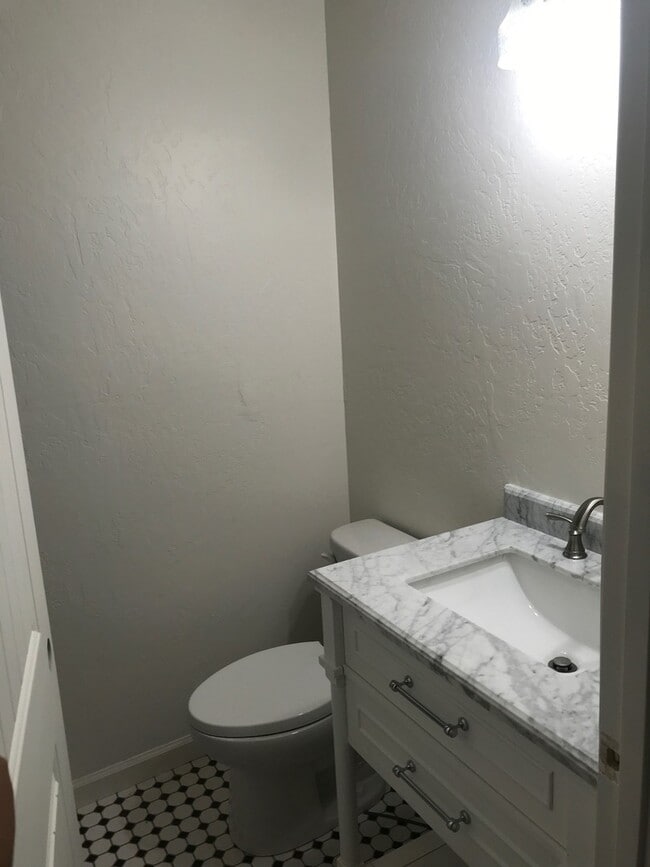 Building Photo - Newly Renovated Home! Charming Neighborhoo...