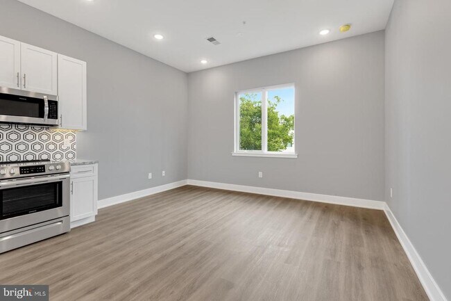 Building Photo - 2119 N Front St