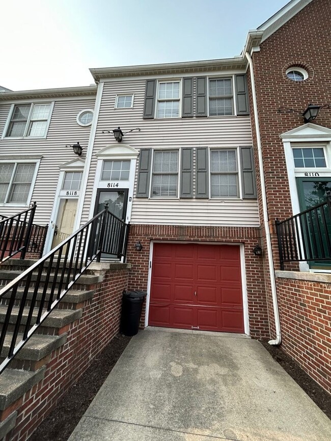 Building Photo - 3 Story Townhome in Prime Location