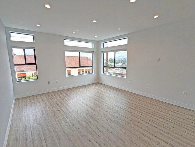 Building Photo - 338 Mariposa Ave