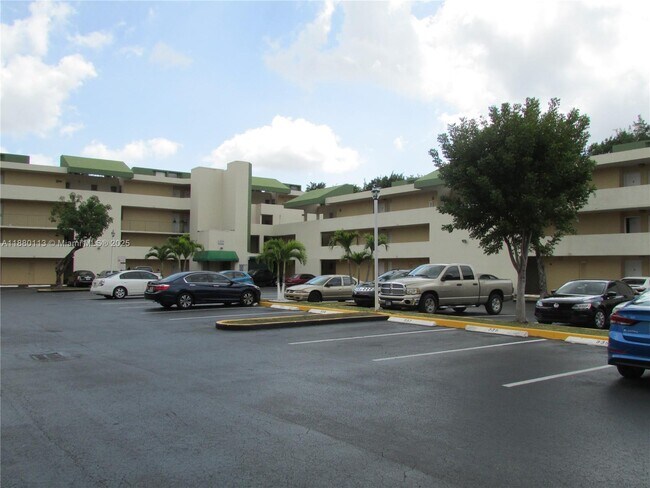 Building Photo - 8820 Fontainebleau Blvd