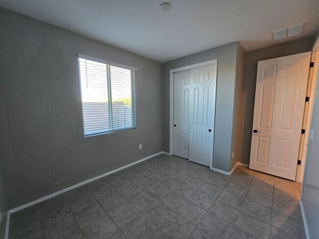 Building Photo - MOVE IN SPECIAL!! 3 Bedroom/ 2 Bath Red Rock Oasis