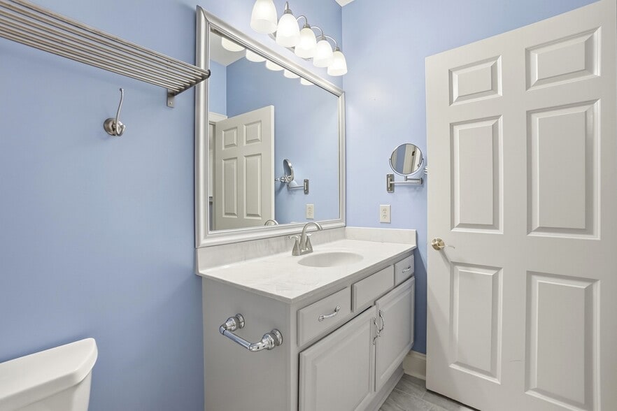 Building Photo - 1117 Park West Dr