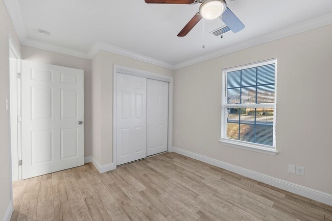 Building Photo - Discover Your Dream Apartment: Renovated 3-Bedroom, 2-Bath Apartment