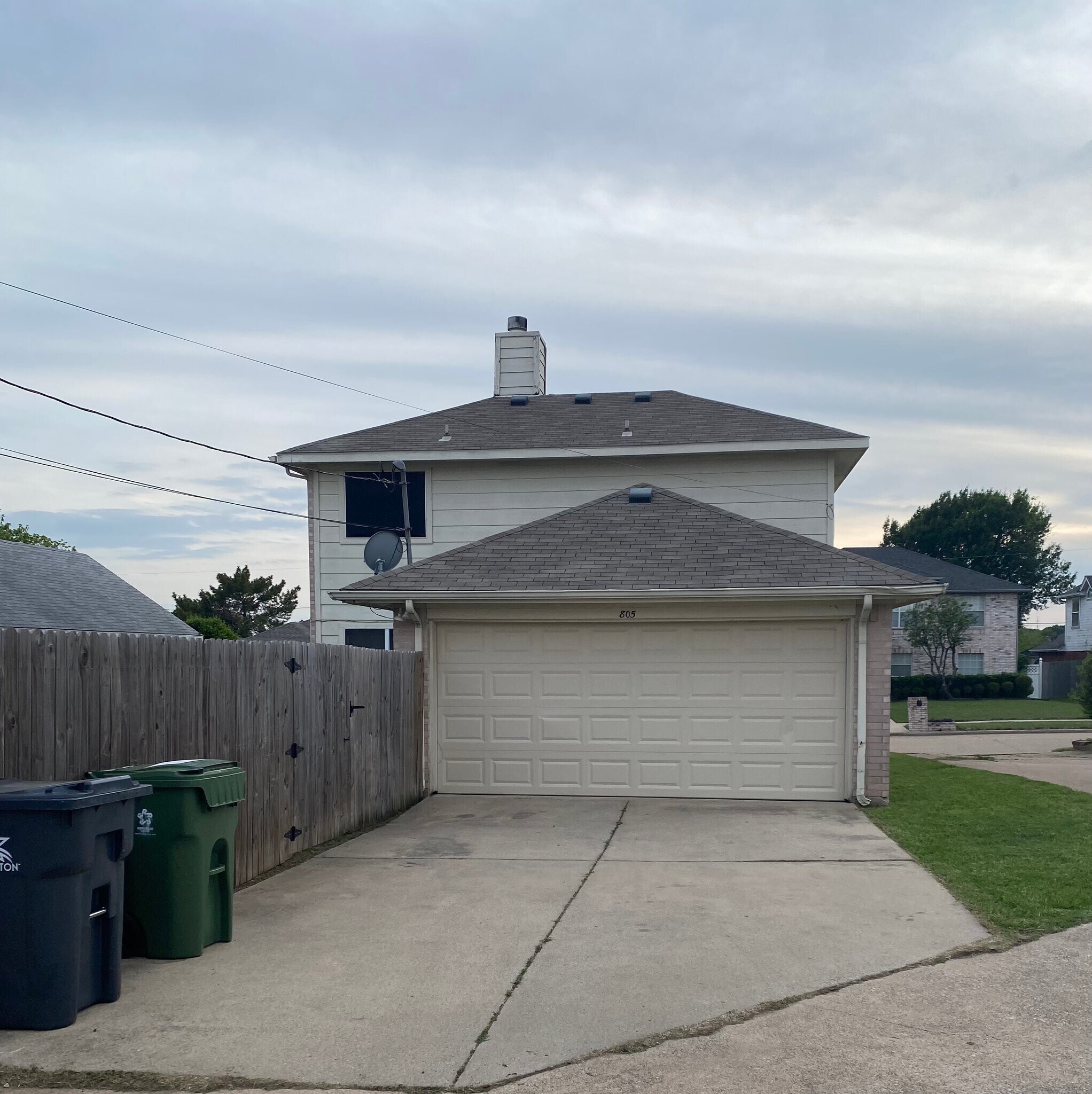 Building Photo - 805 Greenridge Dr