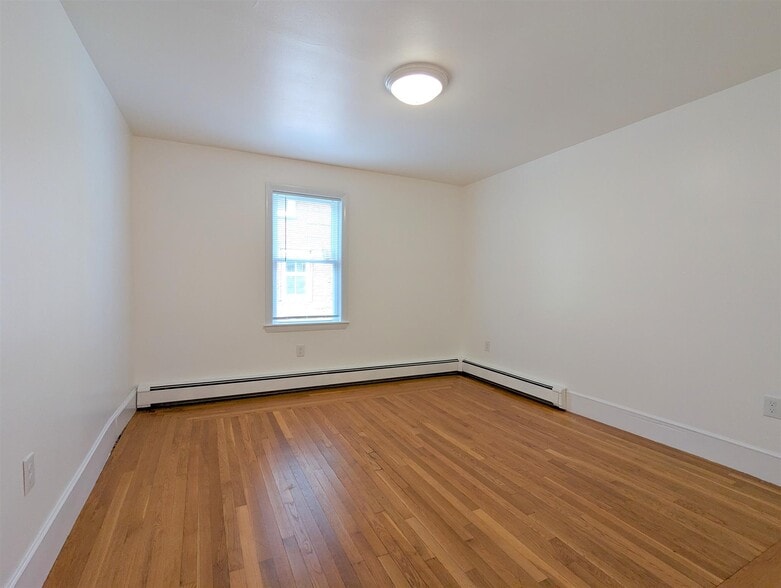 Building Photo - 322 Lowell St