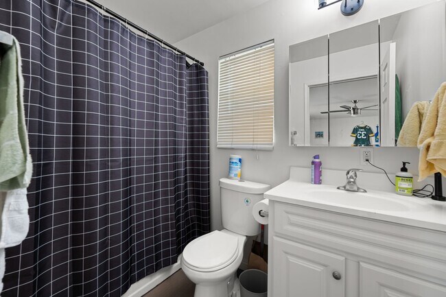 Building Photo - 2 kitchens + no back house!