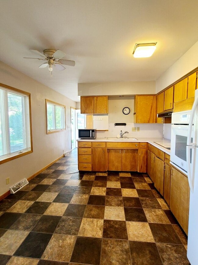 Building Photo - 608 Cataract Ave