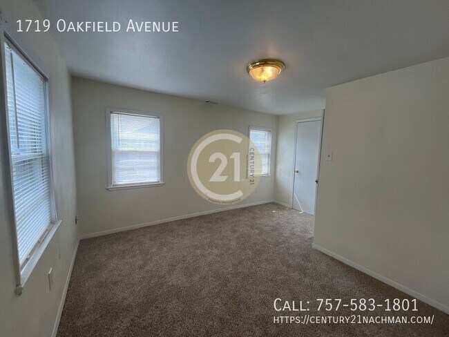 Building Photo - 1719 Oakfield Ave
