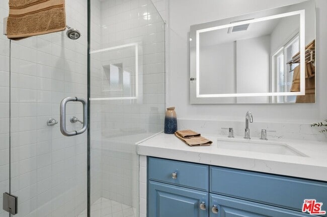 Building Photo - 864 Bienveneda Ave