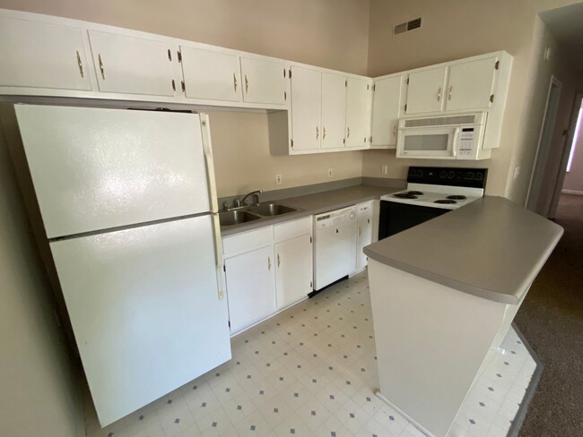 Building Photo - 2 Bedroom 1 Bath upstairs apartment near L...