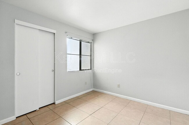 Building Photo - 1005 E 8th St